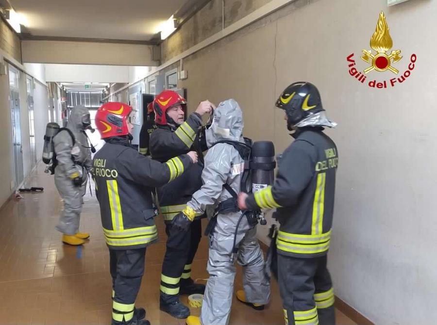 Lucca, vapori di ammonio alla scuola Fermi: piano evacuato