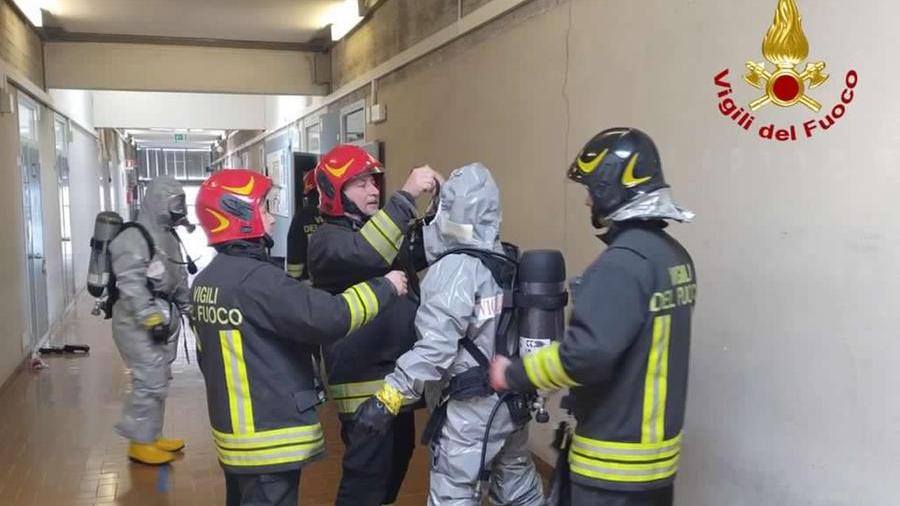 Lucca, vapori di ammonio alla scuola Fermi: piano evacuato