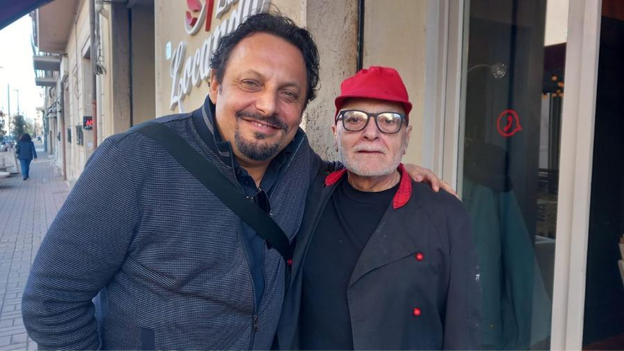 
	Enrico Brignano fuori da La Locanda a Pontedera

