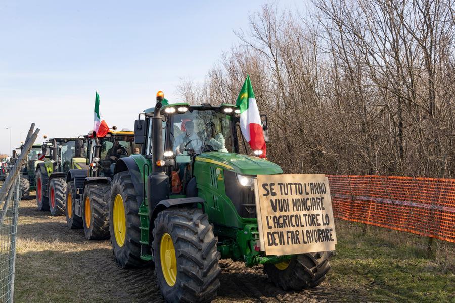 Modena, la protesta degli agricoltori con i trattori