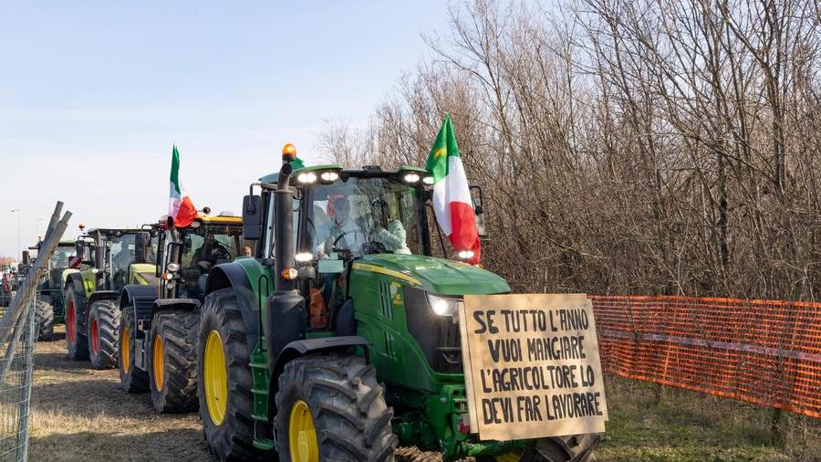 Modena, la protesta degli agricoltori con i trattori