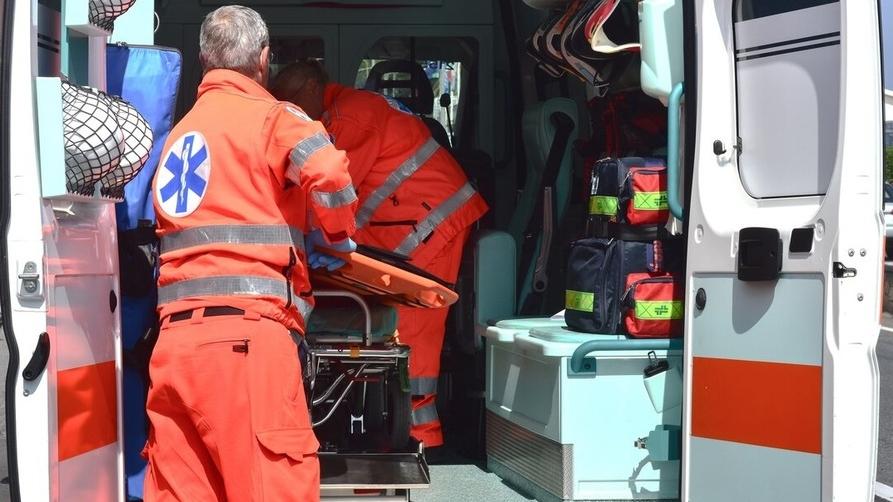 Volontari del servizio di emergenza al lavoro durante una chiamata (foto d’archivio)
