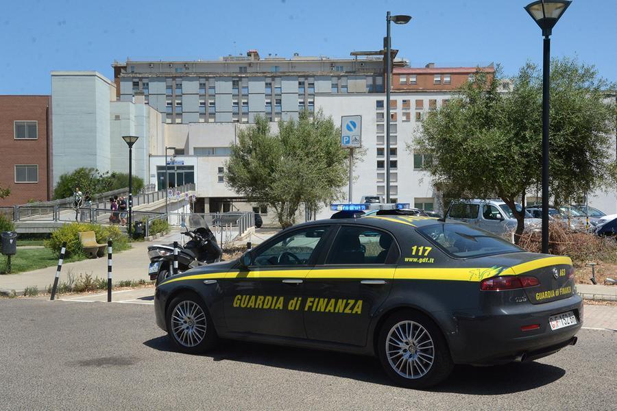 
	La macchina della guardia di finanza davanti all'ospedale San Martino per la perquisizione

