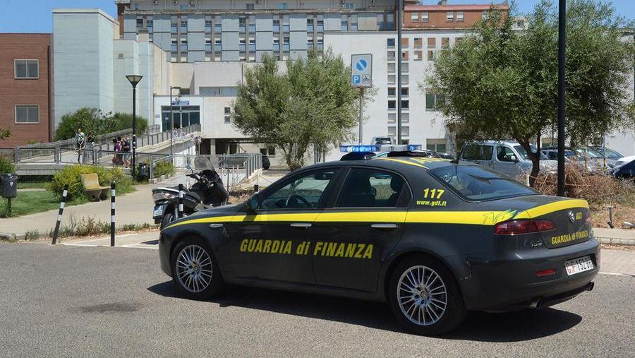 La macchina della guardia di finanza davanti all'ospedale San Martino per la perquisizione