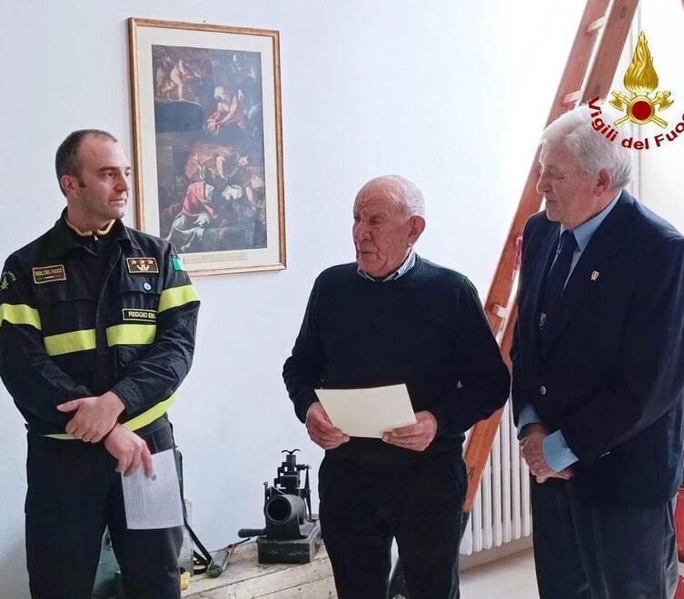 Reggio Emilia: premiato il pompiere in pensione Zunino per l’aiuto dopo il disastro del Vajont