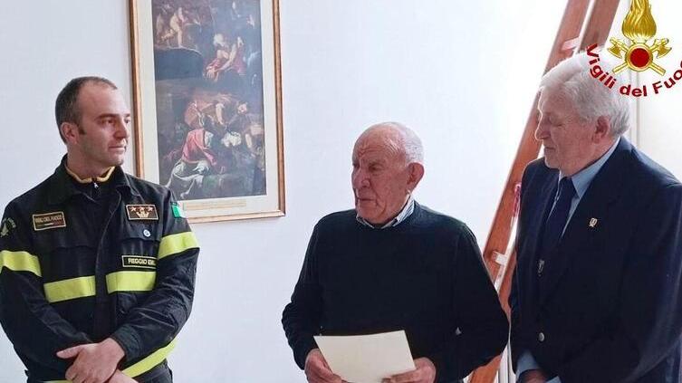 Reggio Emilia: premiato il pompiere in pensione Zunino per l’aiuto dopo il disastro del Vajont