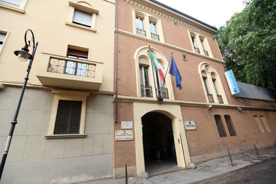 Reggio Emilia, chiedevano soldi per rilasciare prima il passaporto: cinque indagati