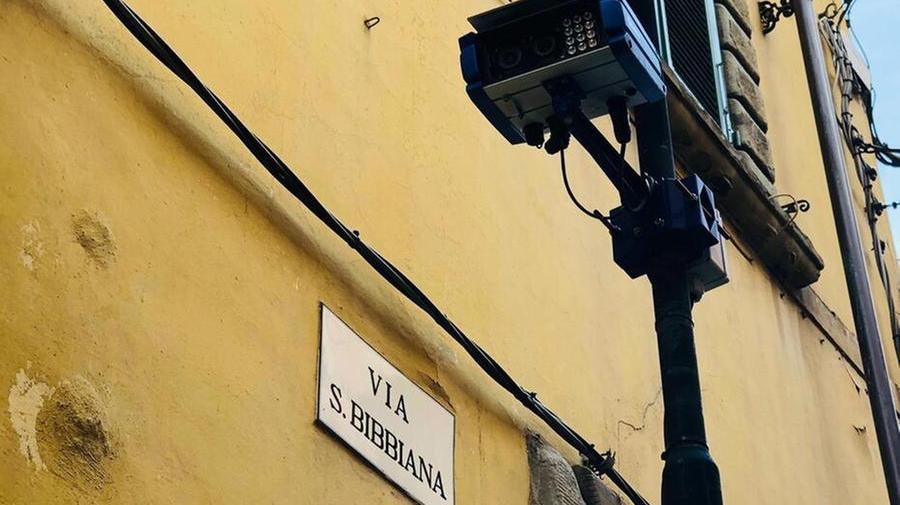 Una telecamera posizionata in corrispondenza di un varco elettrico all’ingresso nella Zona a Traffico Limitato (Ztl) dove le tariffe sono rimaste invariate per i residenti con notevoli aumenti per gli altri utenti