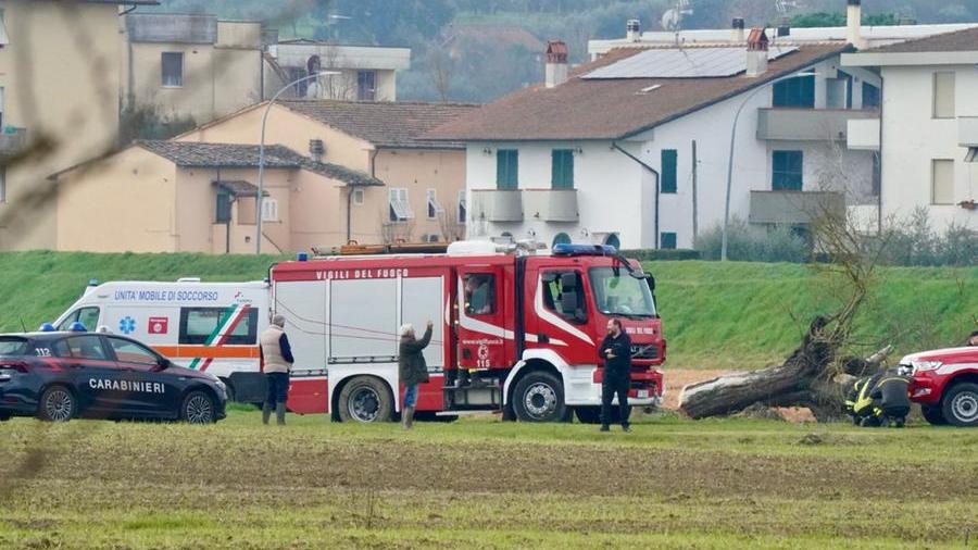La scena dell'incidente a Ponsacco in cui è morto un uomo di 58 anni mentre stava tagliando l'albero (foto Franco Silvi