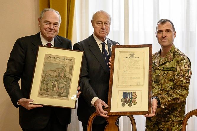 Sassari, la medaglia al valor militare del tenente Alberto Garau donata al museo storico della Brigata Sassari