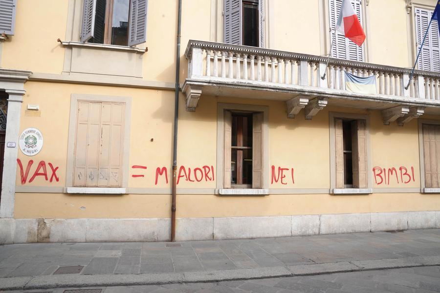 Reggio Emilia, scritte no vax sulla scuola media dove morì 13enne