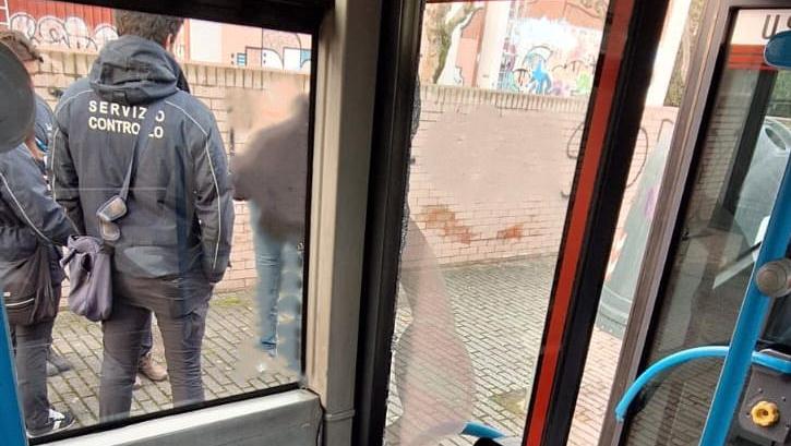 Pisa, verificatrice presa a calci e pugni da un passeggero senza biglietto. Ferito un passante che l’ha difesa