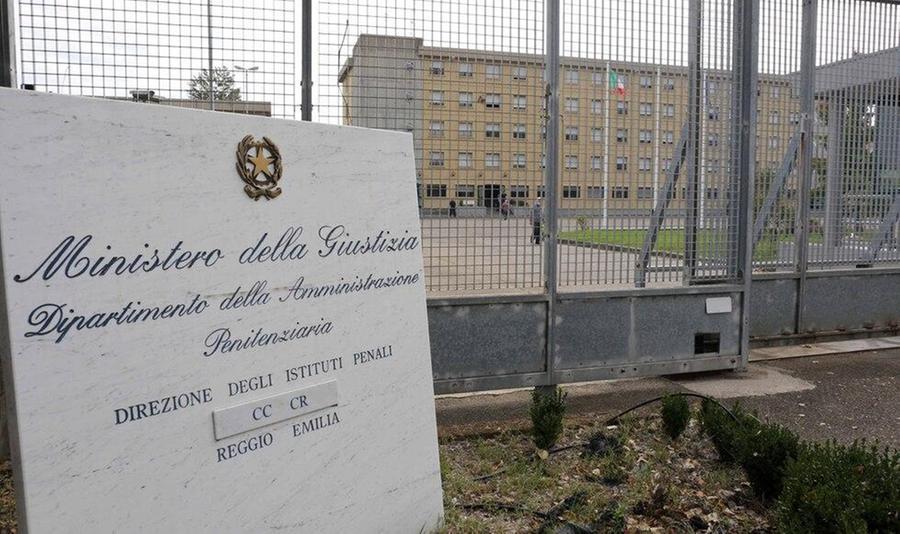 Reggio Emilia, due agenti della penitenziaria aggrediti e feriti da un detenuto
