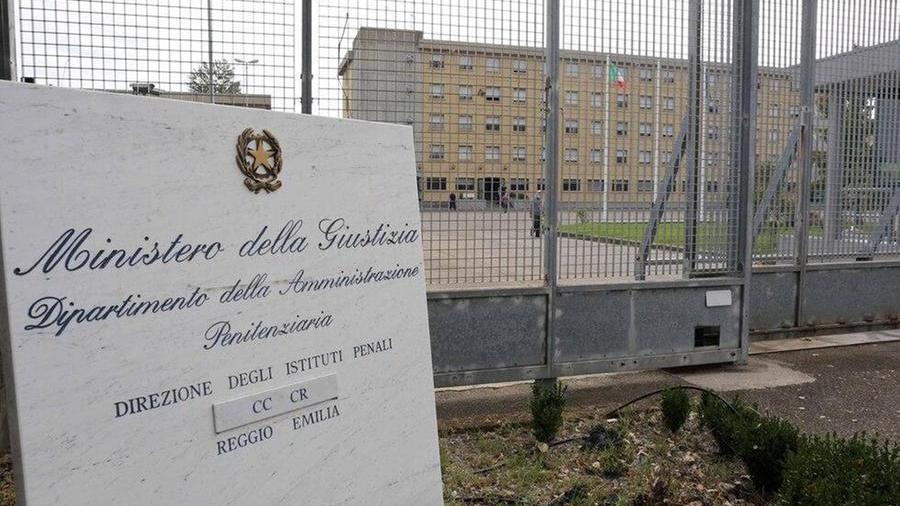 Reggio Emilia, due agenti della penitenziaria aggrediti e feriti da un detenuto