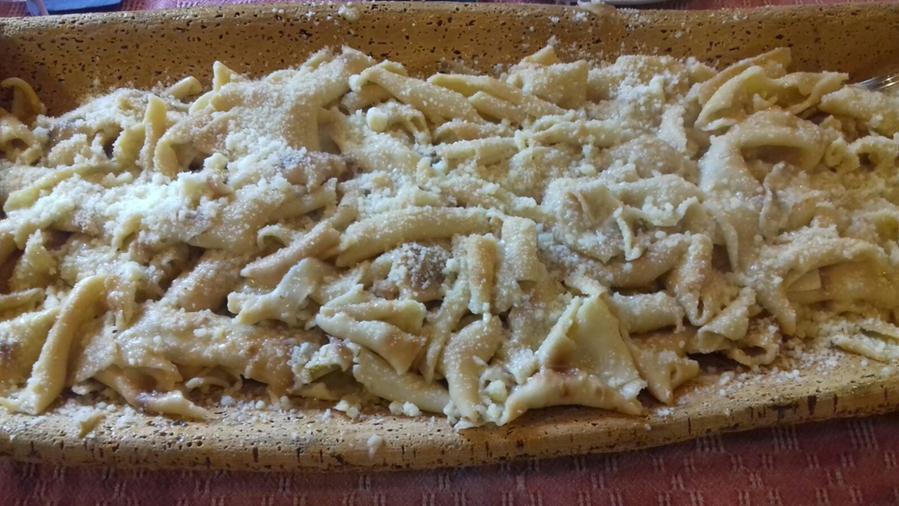 il piatto tipico di Bonorva ghisadu con pane Zichi e carne di pecora