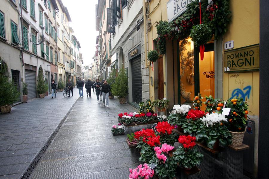 Scritte di vandali
Scritte sui muri centro storico. Negozio Romano Bagni fioraio via del Giglio.