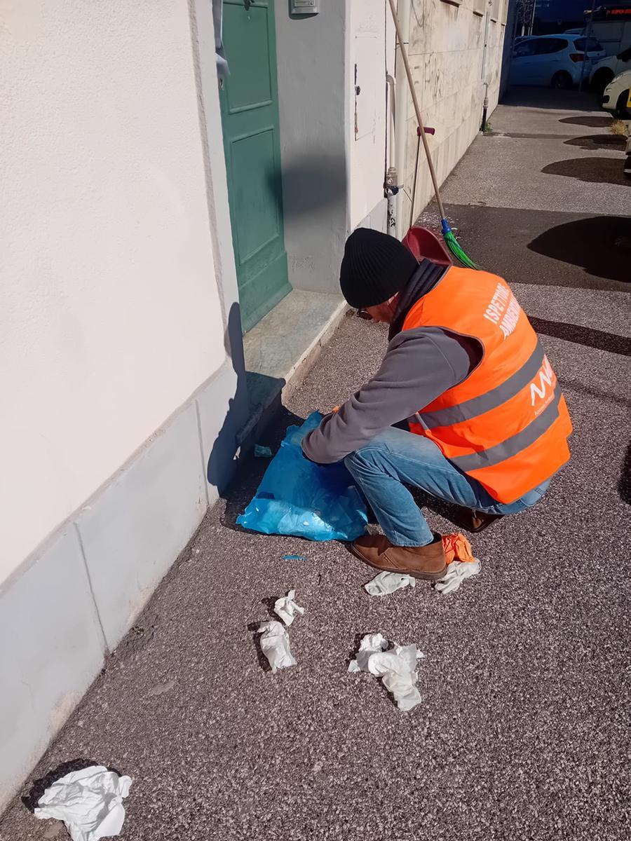 Livorno, cannule nasali, mascherine, guanti: ritrovati rifiuti sanitari in via Tripoli