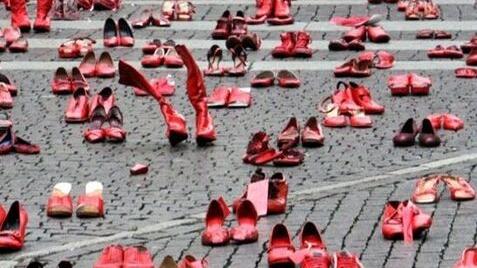 Lucca, l'ex dipendente al giudice: «Il titolare mi ha baciato con la forza»<br>