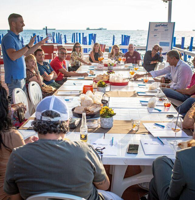 Nicola Ganni con ospiti in terrazza vista mare del ristorante all’interno del bagno (foto Alessandro Solimani)