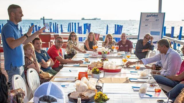 Nicola Ganni con ospiti in terrazza vista mare del ristorante all’interno del bagno (foto Alessandro Solimani)