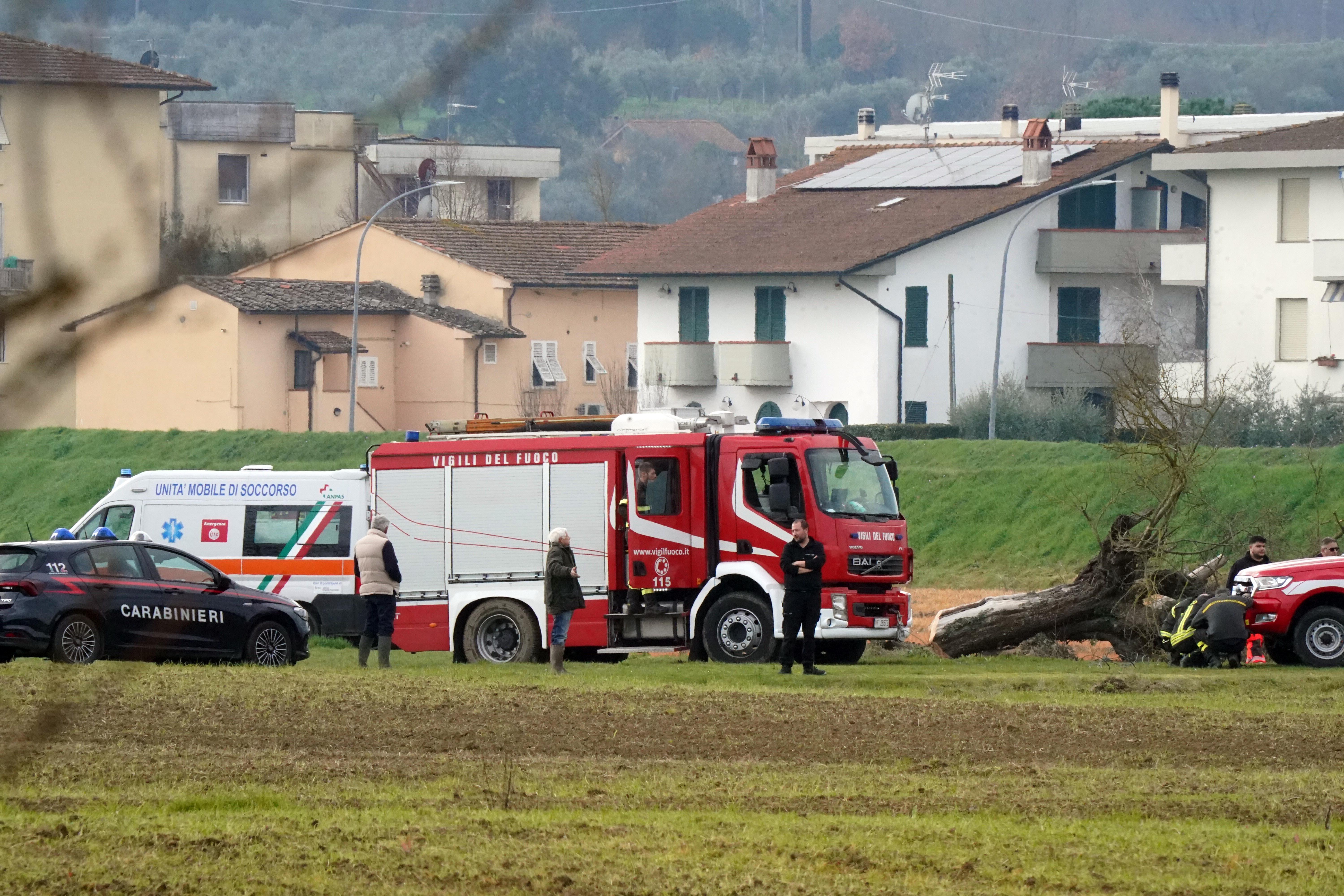 Un'immagine subito dopo la morte di Salvatore De Feo avvenuta nei campi vicino all’argine del fiume Cascina a Ponsacco (foto Franco Silvi)