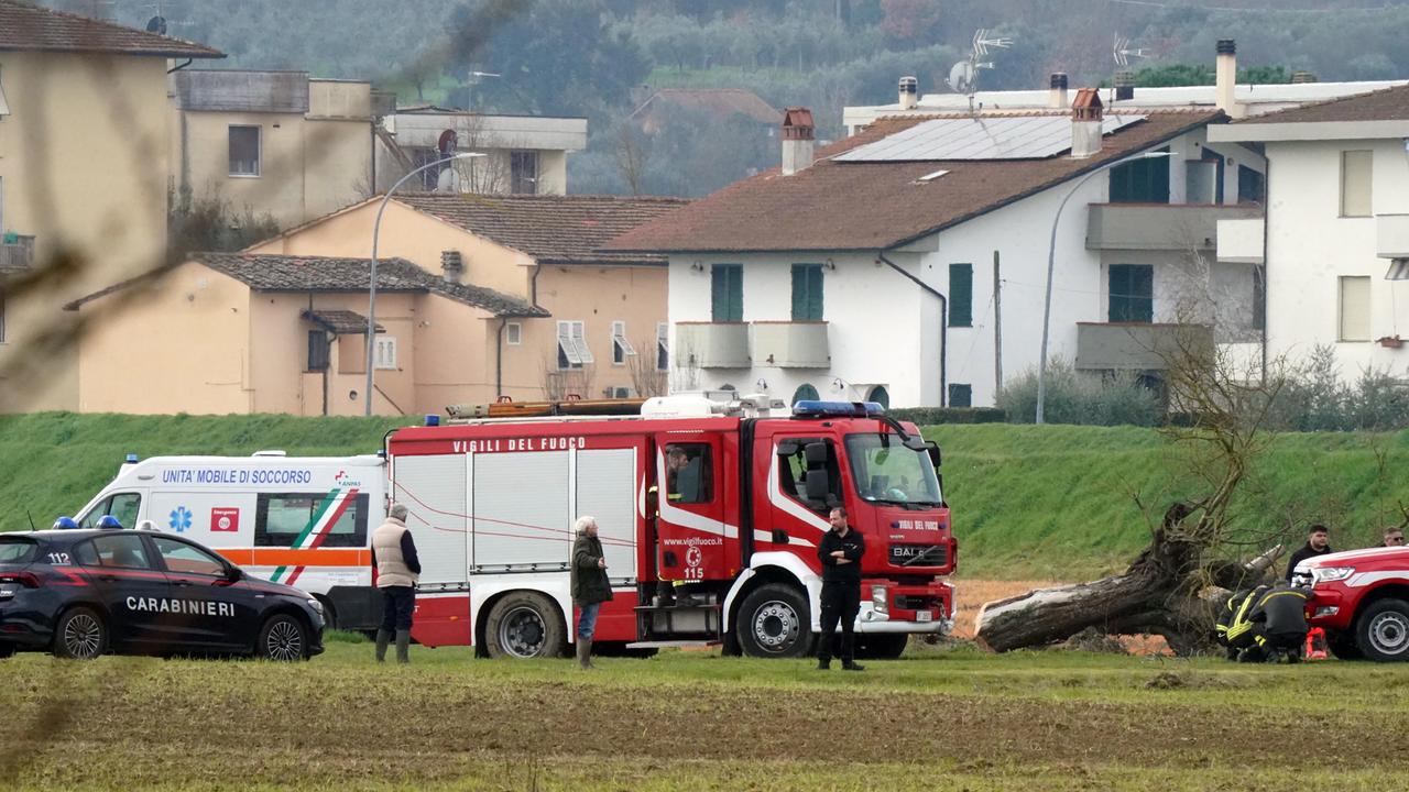 Un'immagine subito dopo la morte di Salvatore De Feo avvenuta nei campi vicino all’argine del fiume Cascina a Ponsacco (foto Franco Silvi)