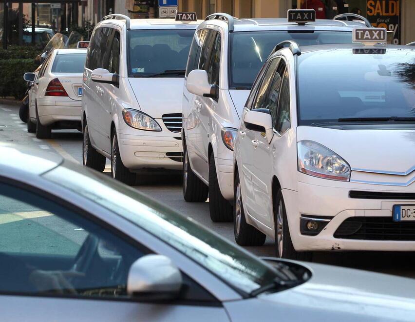 Alcuni taxi parcheggiati in centro (foto d’archivio)