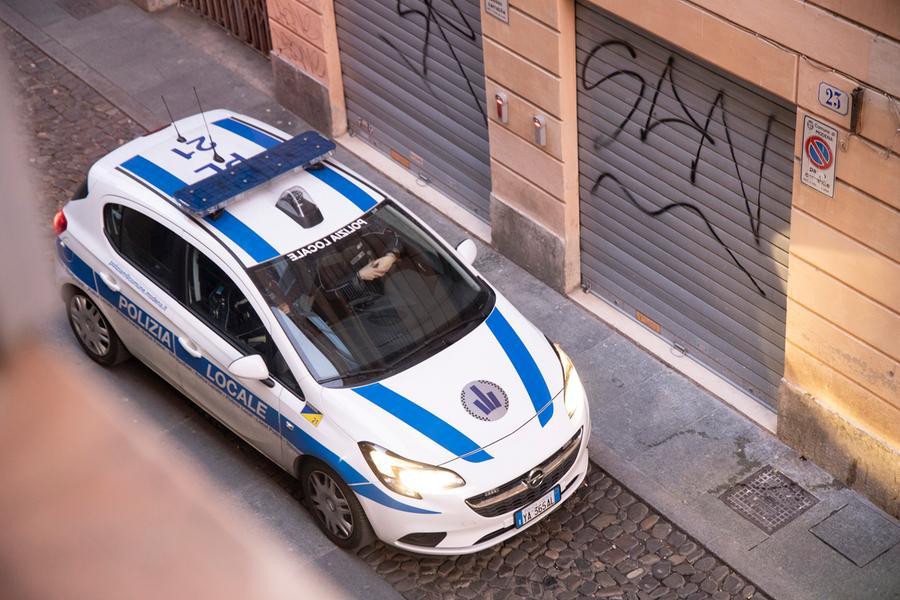 Modena, Vino Veritas colleziona 14 verbali e il Comune rimuove i suoi dehors in piazza Roma