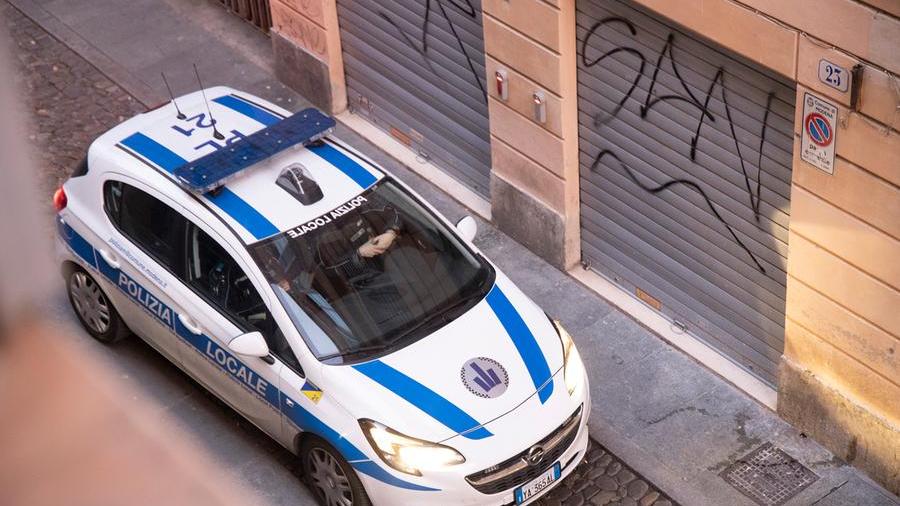 Modena, Vino Veritas colleziona 14 verbali e il Comune rimuove i suoi dehors in piazza Roma