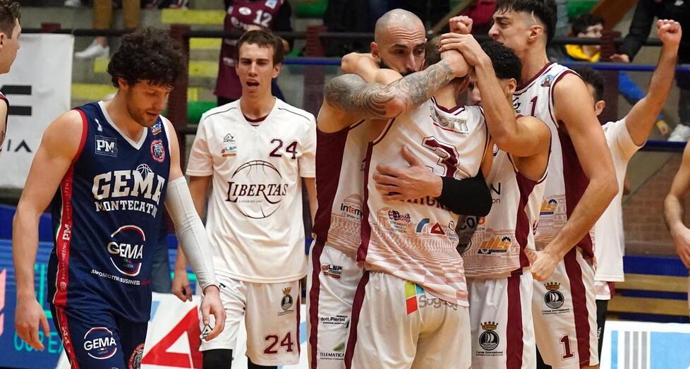 Mazzantini a capo chino dopo la vittoria della Libertas dei suoi amici Fantoni e Lucarelli (foto Franco Silvi)