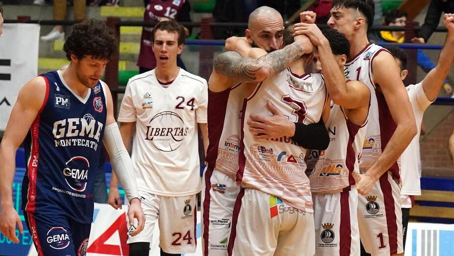 Mazzantini a capo chino dopo la vittoria della Libertas dei suoi amici Fantoni e Lucarelli (foto Franco Silvi)