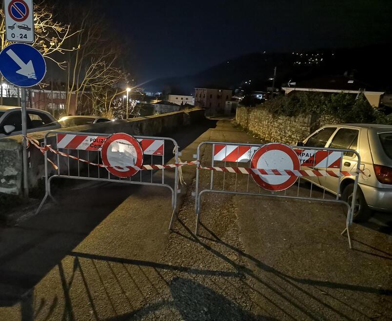 Carrara, parapetti inidonei, chiusa via Elisa per precauzione<br>
