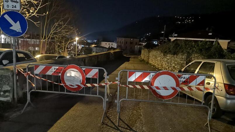 Carrara, parapetti inidonei, chiusa via Elisa per precauzione 