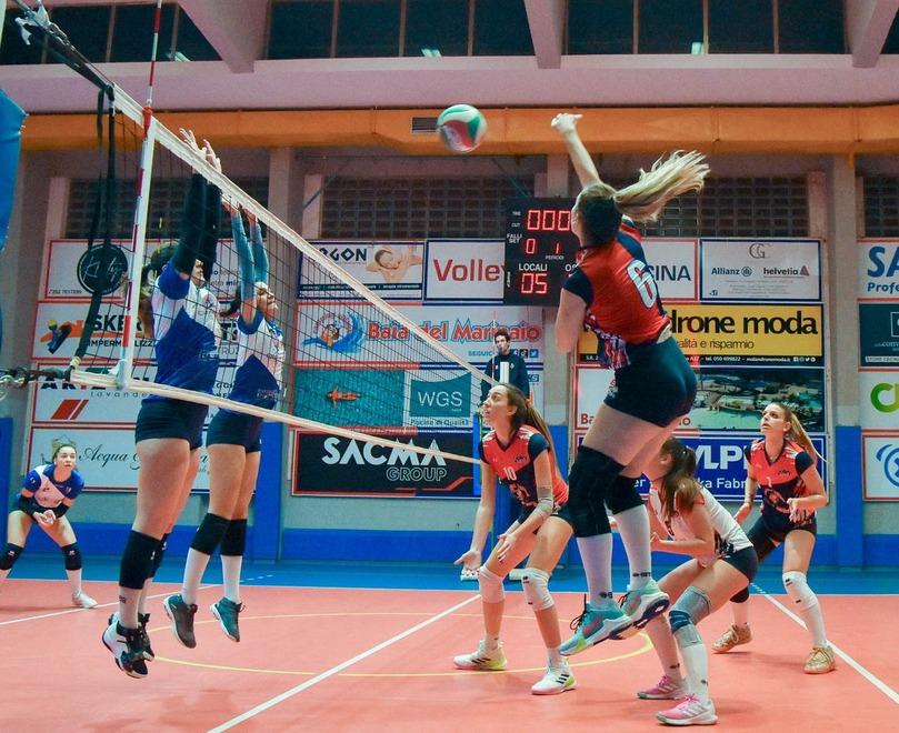 Un attacco delle ragazze rossoblù in azione durante l’ultima partita (foto Marco Vedovi)