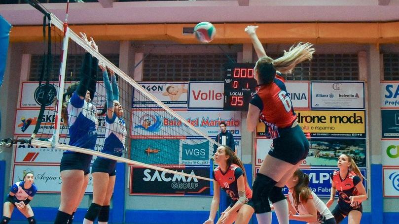Un attacco delle ragazze rossoblù in azione durante l’ultima partita (foto Marco Vedovi)