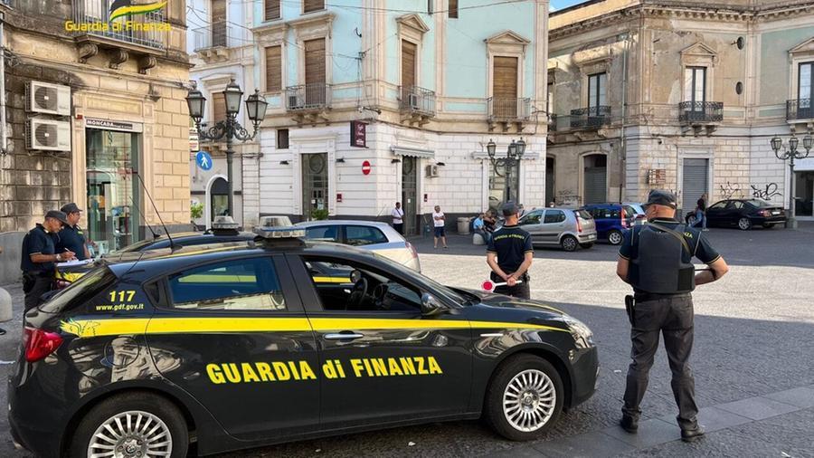 
	Una pattuglia della guardia di finanza (foto d'archivio)

