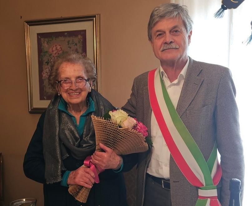 Fiorano, Oriele Casolari compie 104 anni e il sindaco Tosi va a “festeggiarla”<br type="_moz" />
