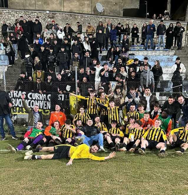 La festa dei giocatori con i tifosi (dal profilo Facebook del Comune di Arcidosso)