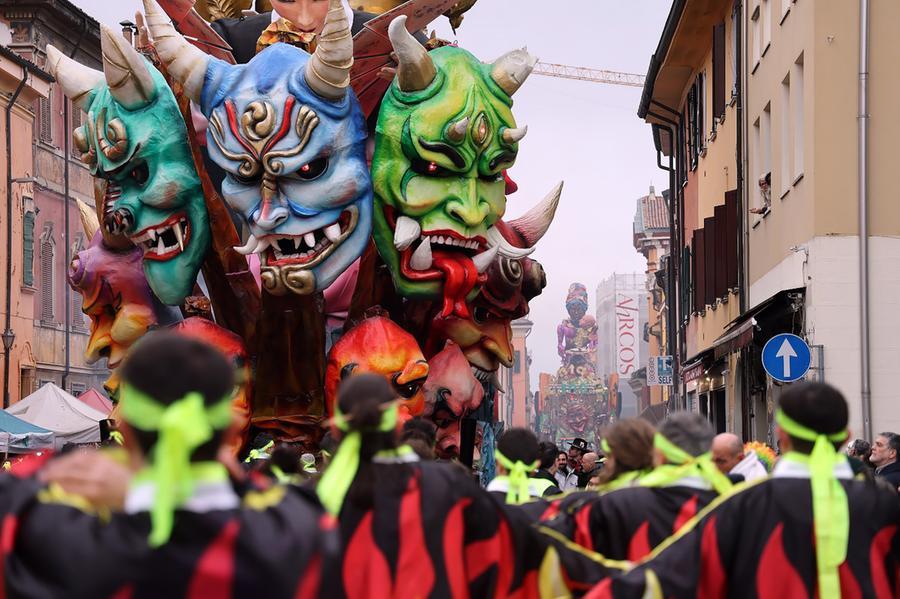 Il Carnevale di Cento fa poker e mette in mostra il centro
