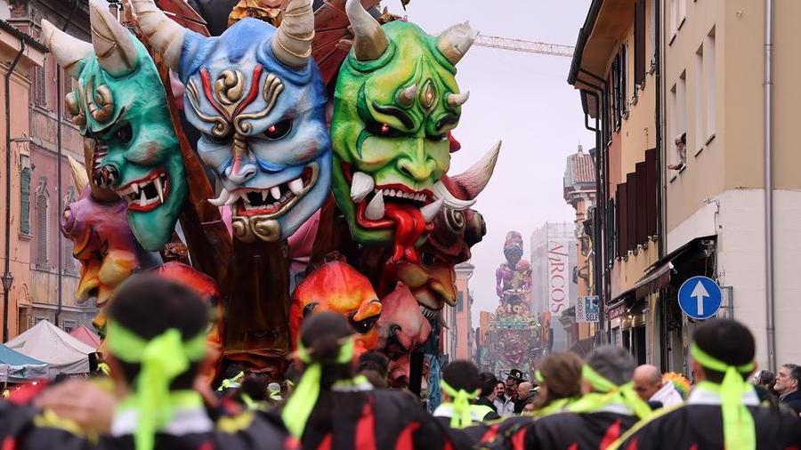 Il Carnevale di Cento fa poker e mette in mostra il centro