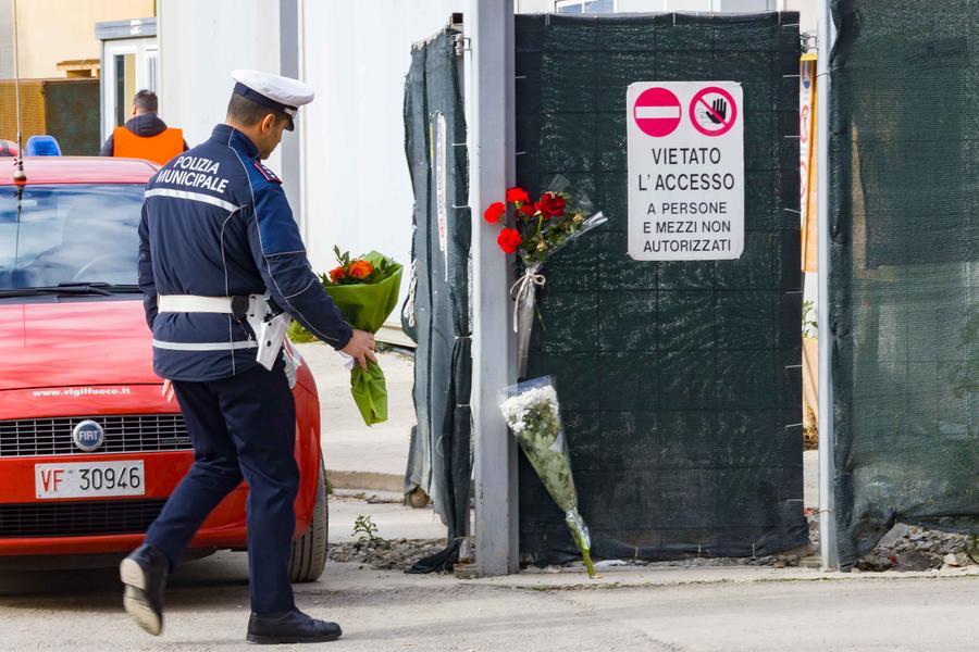 
	Firenze, fiori nel cantiere Esselunga

