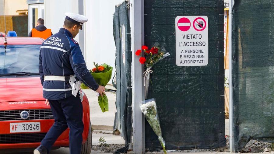 Firenze, fiori nel cantiere Esselunga