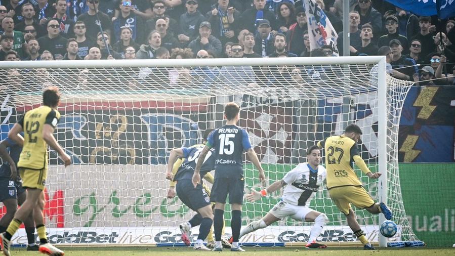 Il gol del momentaneo 1-1 del Pisa con Mattia Valoti