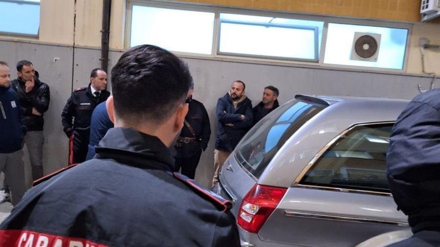 Operaio di 54 anni muore schiacciato da una lastra di cemento: fatale la rottura di un cavo di acciaio