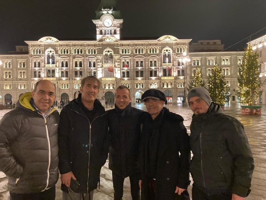 
	Angelo Curreli (a sinistra) con i Tazenda poco prima del loro recente concerto a Trieste

