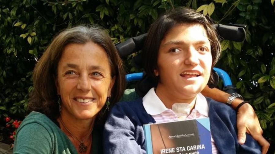 A destra Irene in una foto con la madre