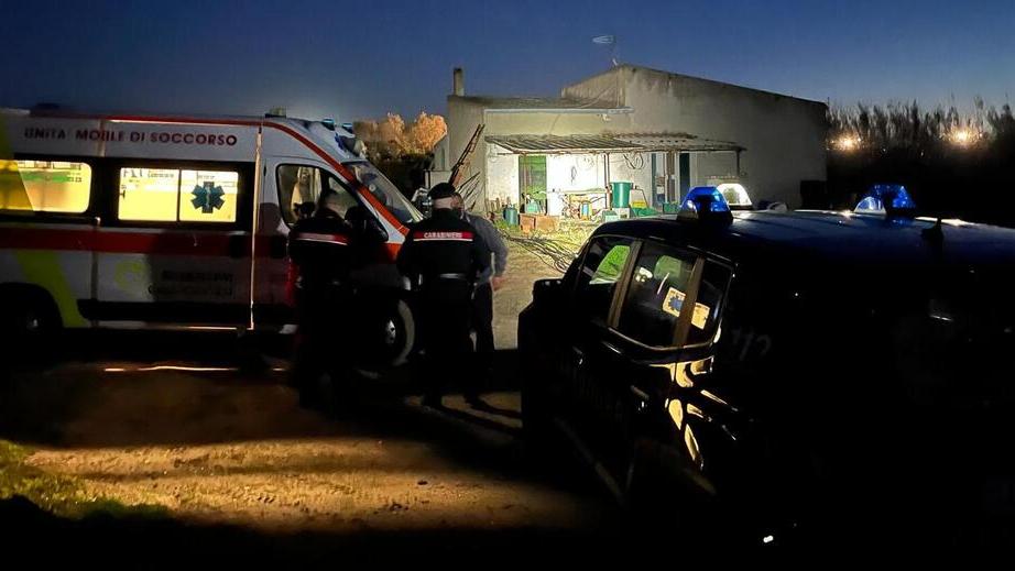 Dimesso dall’ospedale, ma la sua casa nella campagna di Sorso è piena di rifiuti, muffa e topi