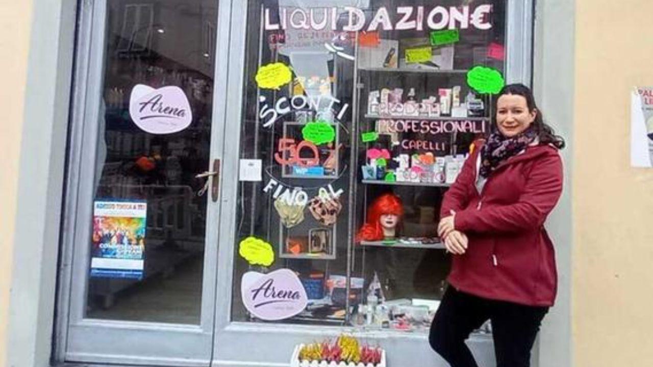 Francesca Sbraga all'ingresso della storica profumeria