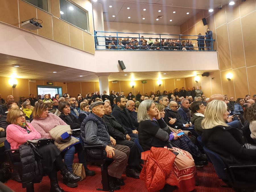 
	L'auditorium comunale di Orgosolo affollato per la seduta congiunta dei consigli comunali sull'eolico

