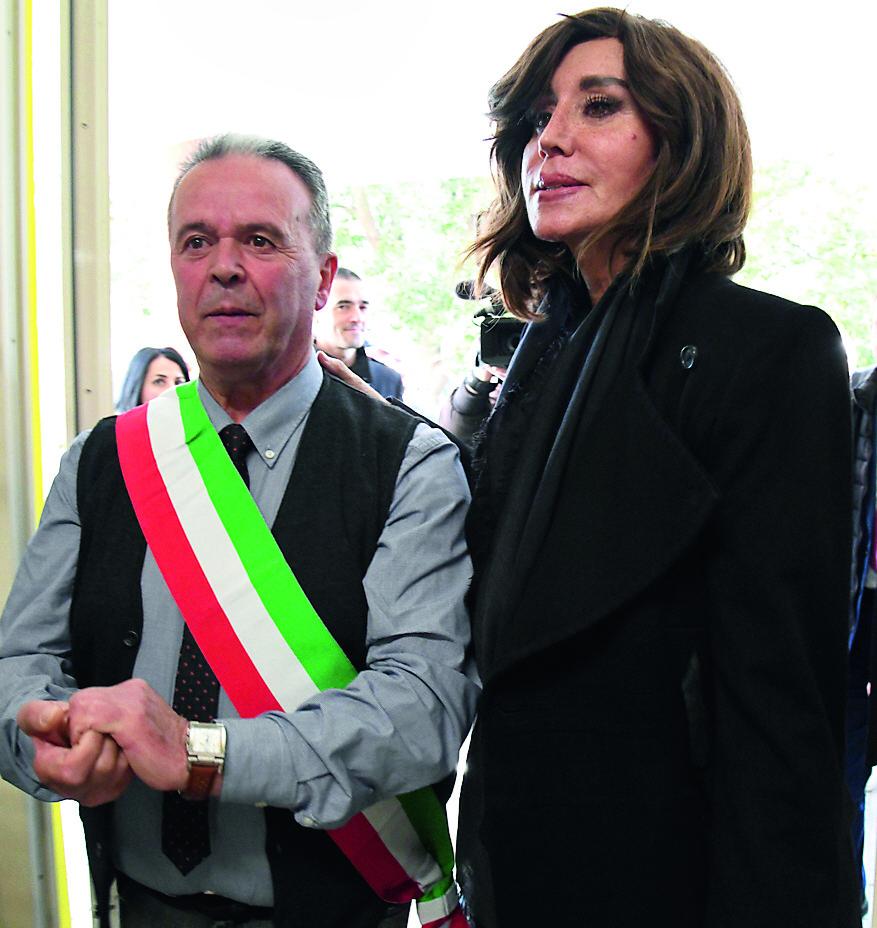 
	Il sindaco di Lula Mario Calia e la ministra di Universit&agrave; e Ricerca Anna Maria Bernini <em>(foto Massimo Locci)</em>

